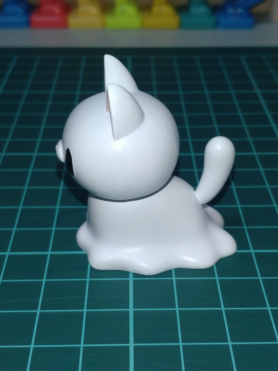 q71C9N5aO99610's tweet image. 本日のガチャ、「液体になりつつある猫 マスコットフィギュア」
猫は液体とよく聞くけども、本当に溶けちゃってる猫フィギュアです。
時期的に夏の暑さにやられたように見えなくもなく。
思ってたよりも大きく重量感あり。
とけちゃってるけど、なんか楽しげなネコ達です。
#クオリア
#カプセルトイ