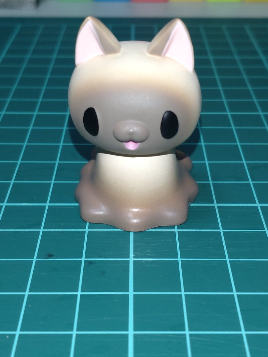 q71C9N5aO99610's tweet image. 本日のガチャ、「液体になりつつある猫 マスコットフィギュア」
猫は液体とよく聞くけども、本当に溶けちゃってる猫フィギュアです。
時期的に夏の暑さにやられたように見えなくもなく。
思ってたよりも大きく重量感あり。
とけちゃってるけど、なんか楽しげなネコ達です。
#クオリア
#カプセルトイ