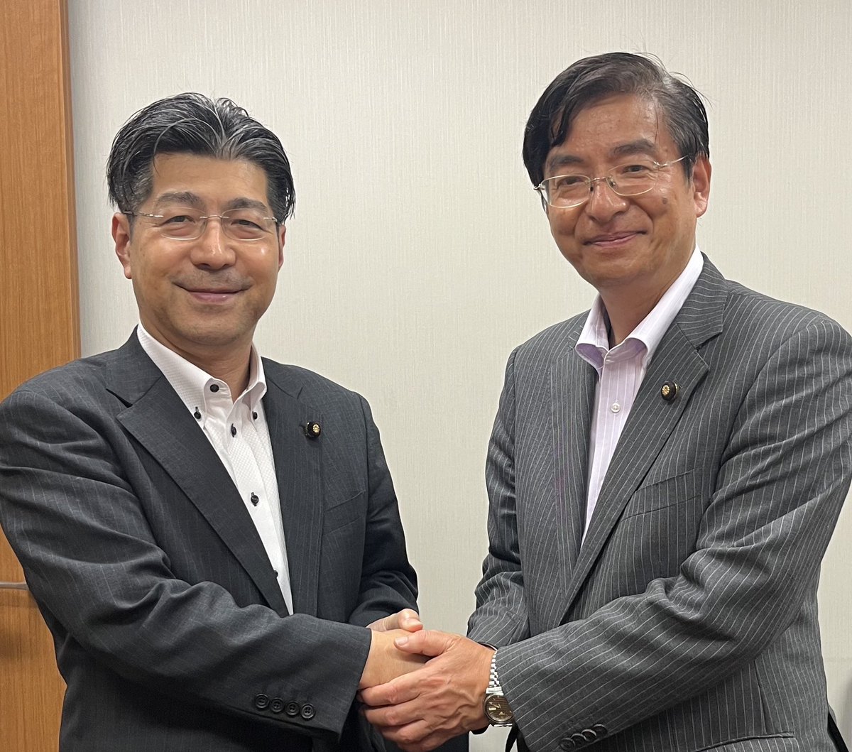 satomi_ryuji's tweet image. 1ヶ月振りに上京。引退する山本博司議員にもご挨拶。
山本さんは18年前の初当選で厚労委員会理事会メンバーに。厚労省国会連絡室長だった私は、以来山本さんのもとに通い、障がい者施策等のご指導を頂いてきました。山本さんの熱い思いをしっかり受け継いで参ります❗️
本当にありがとうございました‼️