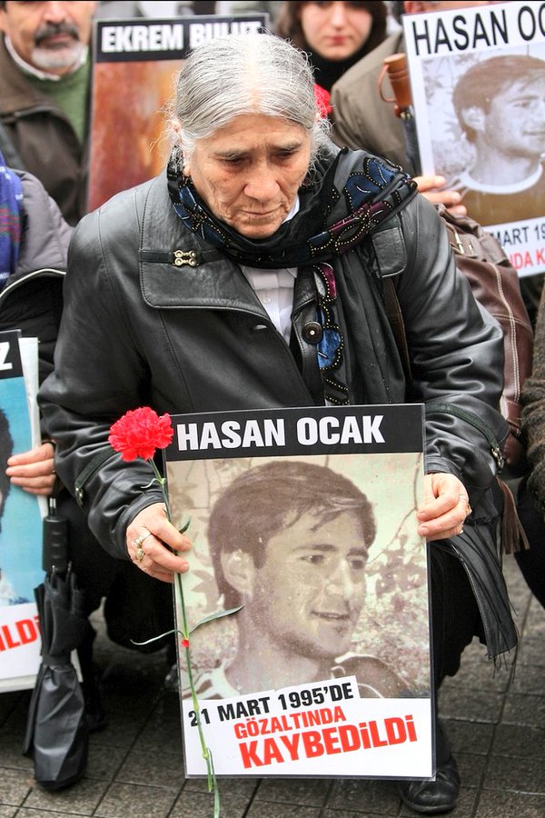 Gazeteler, Hasan Ocak'ın Aksaray'dan Yenikapı'ya inerken sivil bir araç tarafından alındığını yazmıştı. Oradan ne zaman geçsem içim burkulur.Cezasızlık hali uzun zamandır toplum tarafından kanıksanır oldu. Ana yüreği 30 yıl dayanmış. Rahmet olsun.  
#HasanOcak
#Cumartesianneleri