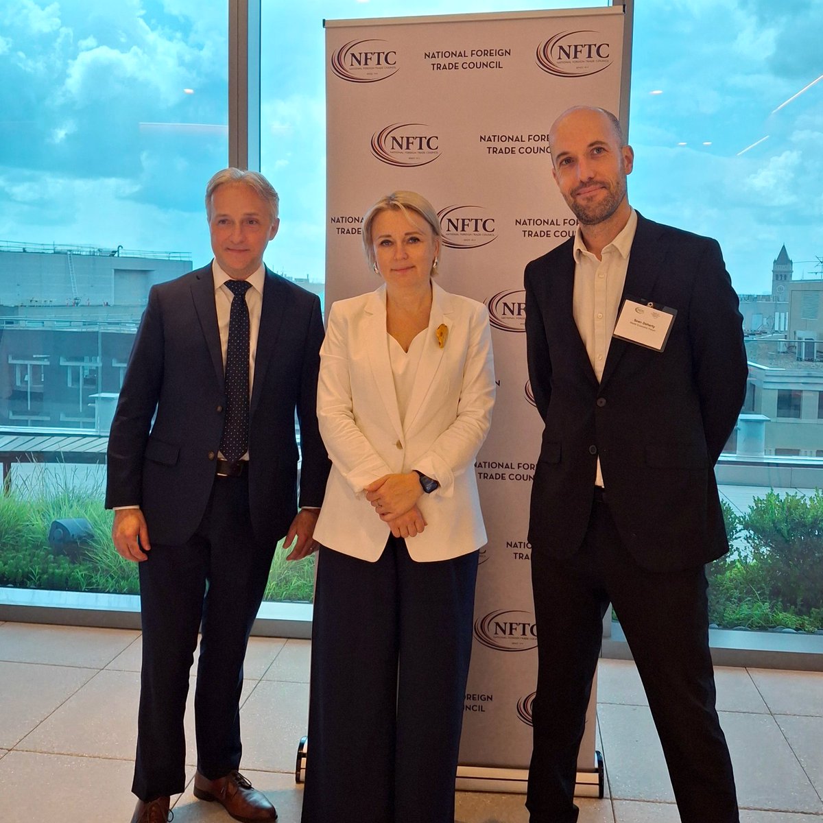 EUAmbUS's tweet image. Yesterday I joined @wef for a dialogue on trade and investment. For economic growth, what matters is predictability & security of supply chains. EU-US supply chains are the highest integrated & most resilient, so we must work together to bring stability & success to our markets.
