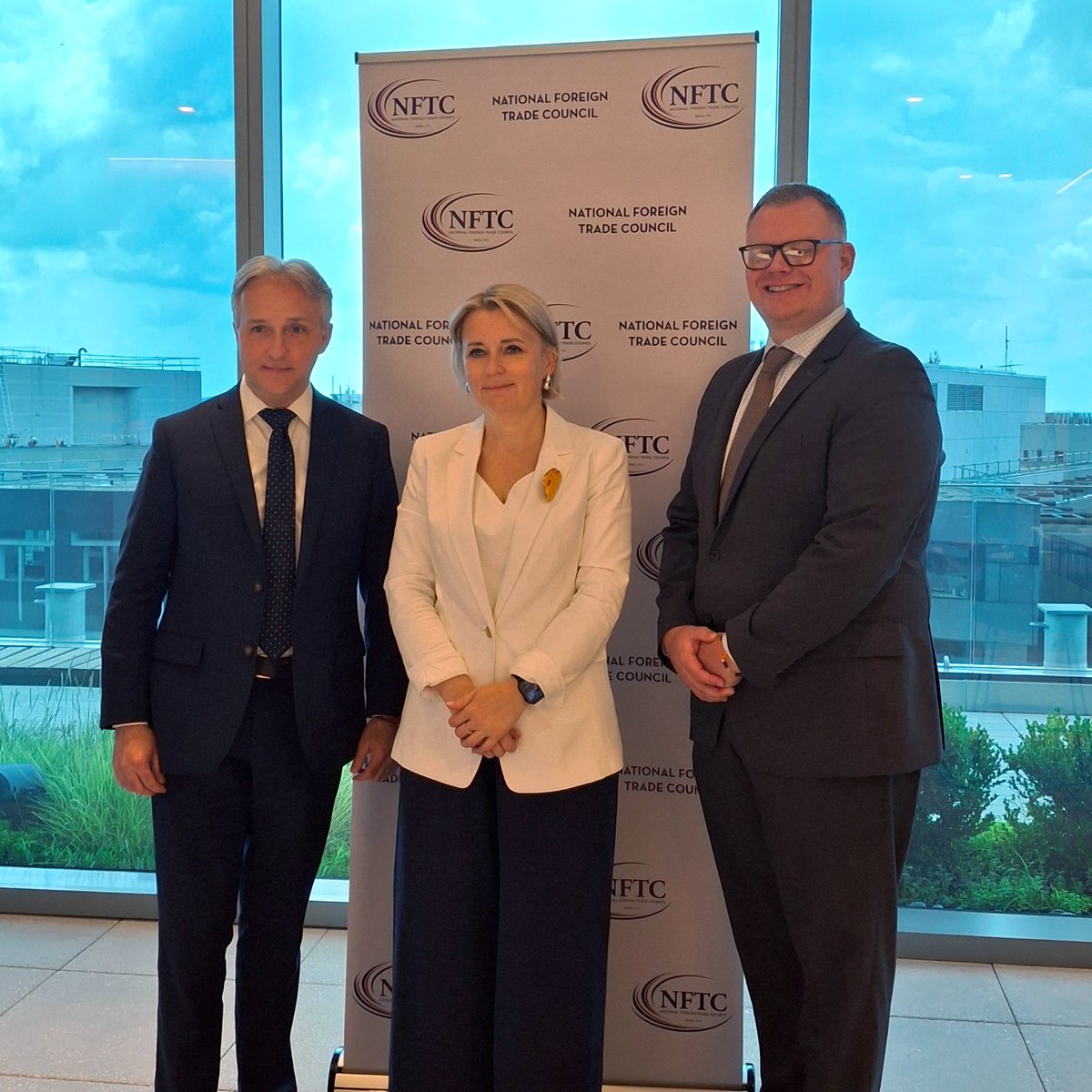 EUAmbUS's tweet image. Yesterday I joined @wef for a dialogue on trade and investment. For economic growth, what matters is predictability & security of supply chains. EU-US supply chains are the highest integrated & most resilient, so we must work together to bring stability & success to our markets.