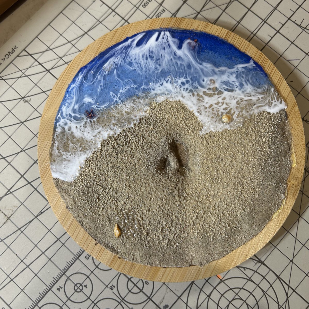 dada_aion01's tweet image. 台座の波表現ですが、以前作ったポルコのアジト余った物を使ったんです。
が、材料の１つが揮発して空になってました。で、先日1回目の時は無しでやって失敗。
500円+送料600円をケチりました。
600円が悔しいので無料にする為にレジンを追加で買いました。
専用の実力はどうですか？_(┐「ε:)_