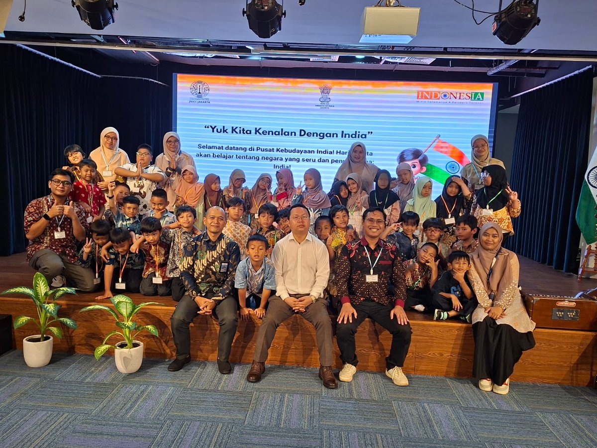 The programme included a presentation on India’s vibrant cultural heritage, Bharatanatyam and yoga performances by JNICC students and teachers, as well as a cultural presentation from the visiting school. The event was filled with joy, energy and curiosity.