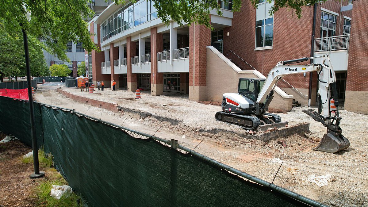 AuburnFM's tweet image. The renovation of Comer Hall and the patio renovation at the Melton Student Center are underway with construction fencing recently installed at both capital project locations!
Look for these to finish up fall 2025 for Melton and fall 2026 for Comer!
wire.auburn.edu/content/announ…