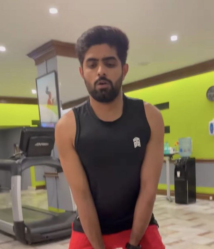 faypls's tweet image. wth is he doing 😨