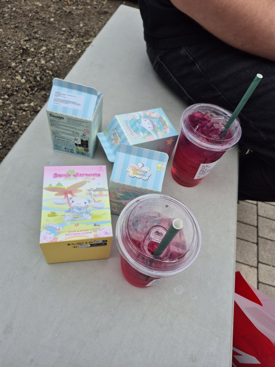 efeefii's tweet image. Immer wenn ich mit @MeloncolaLoL unterwegs bin, endet es in irgendeiner Art von Gambling.