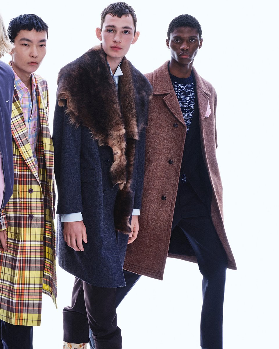 Prada's tweet image. Reality moves. The new Prada Women’s and Men’s Fall/Winter 2025 campaign captures our cast in motion.
Discover the campaign at: tinyurl.com/yxrwa7wu
Creative Directors: #MiucciaPrada and #RafSimons
Photography: Oliver Hadlee Pearch
Campaign Creative Direction: Ferdinando…