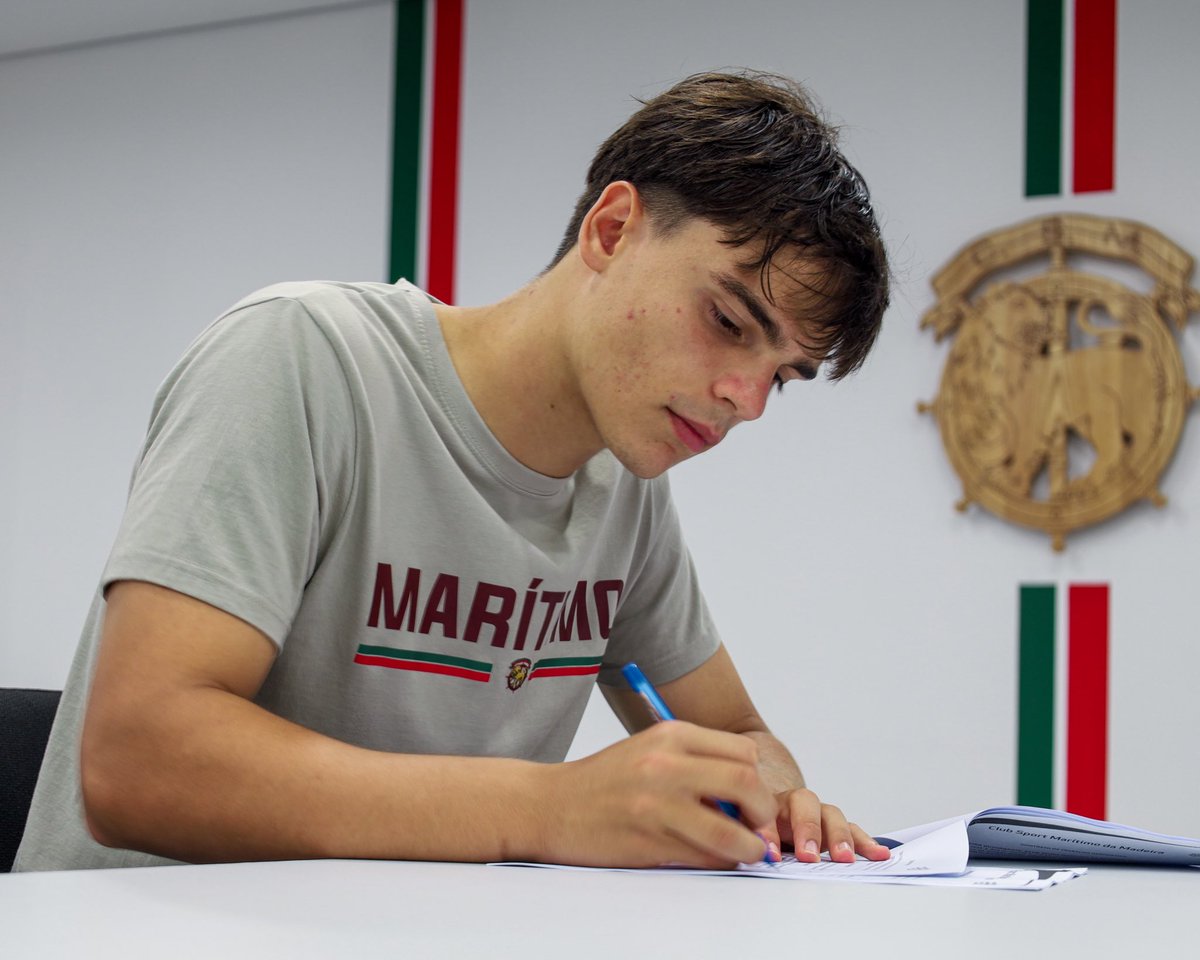 MaritimoMadeira's tweet image. ✍️ Nélio Batista assina contrato profissional com o #CSMaritimo

🎙️ &quot;Sinto-me muito orgulhoso e contente, especialmente por representar o clube do meu coração. Agradeço a confiança que depositaram em mim&quot;

#FutFormaçaoCSM