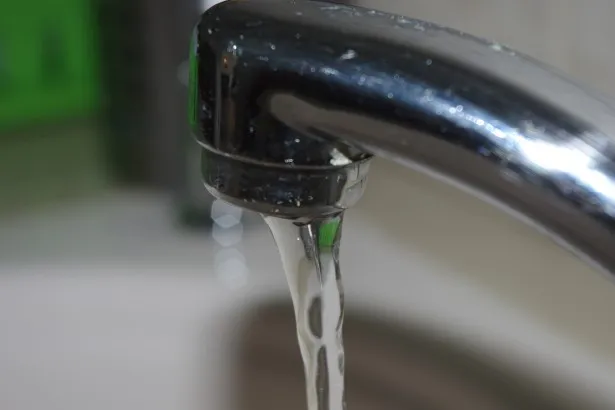 PMTerredargine's tweet photo. #PLTerredargine #Aimag informa che, a causa di un guasto improvviso alle tubazioni che portano acqua nel comune di #NovidiModena, è possibile che le utenze sul territorio, abbiano carenza di acqua, bassa pressione o acqua sporca.👉 I tecinici sono già al lavoro per il ripristino https://t.co/blNFJ9IJxW