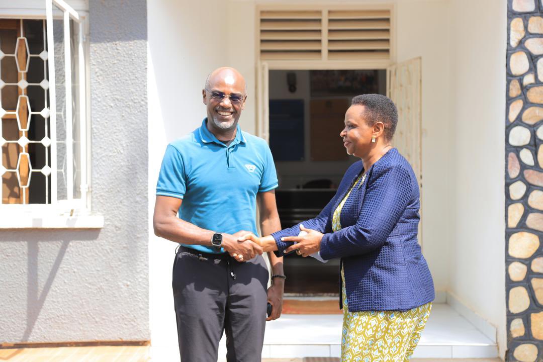 ShieldInvestors's tweet image. Mr. @AndrewMwenda, the founder and owner of The Independent magazine, called on Col.@edthnaka this afternoon.
Great discussions on protecting investment, fighting corruption, and ensuring Uganda remains open and safe for all investors.
Together, we strive for a better, more…