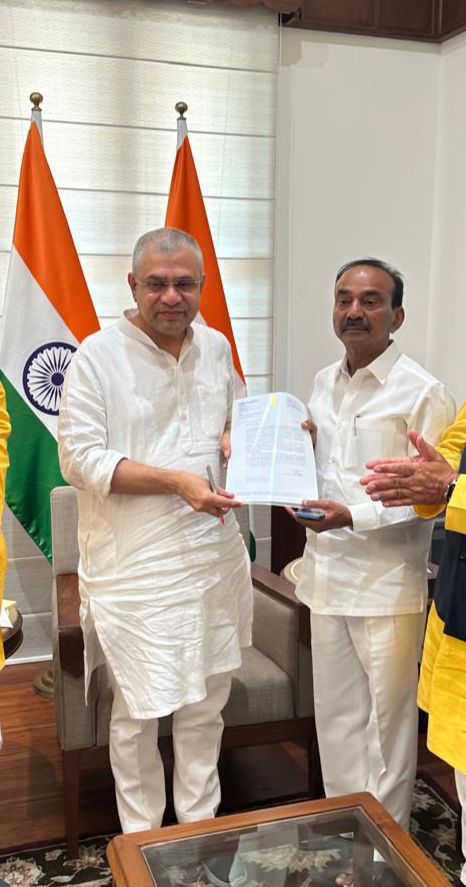 Eatala_Rajender's tweet image. 📍 ఢిల్లీ : కేంద్ర రైల్వేశాఖ మంత్రివర్యులు శ్రీ అశ్వనీ వైష్ణవ్ (@AshwiniVaishnaw) గారిని మర్యాదపూర్వకంగా కలిసి పలు విజ్ఞప్తులు చేయడం జరిగింది.
1. వైద్య పరంగా, ఇతర కారణాలతో మరణించిన కార్మికుల కుటుంబాలకు ఊరట కలిగించే విధంగా కారుణ్య నియామకాలు చేపట్టాలని కోరాను.
2. ఆసియా…