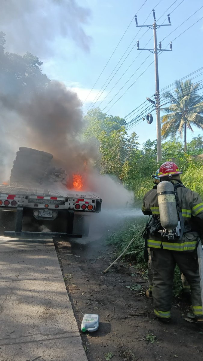 🚨Atendimos incendio en vehículo de carga pesada en el km 33½ de la carretera a Santa Ana, sector de Ciudad Arce, La Libertad.
Realizamos labores de liquidación y enfriamiento para eliminar riesgos.
Emergencias 📞9️⃣1️⃣3️⃣🚒💨