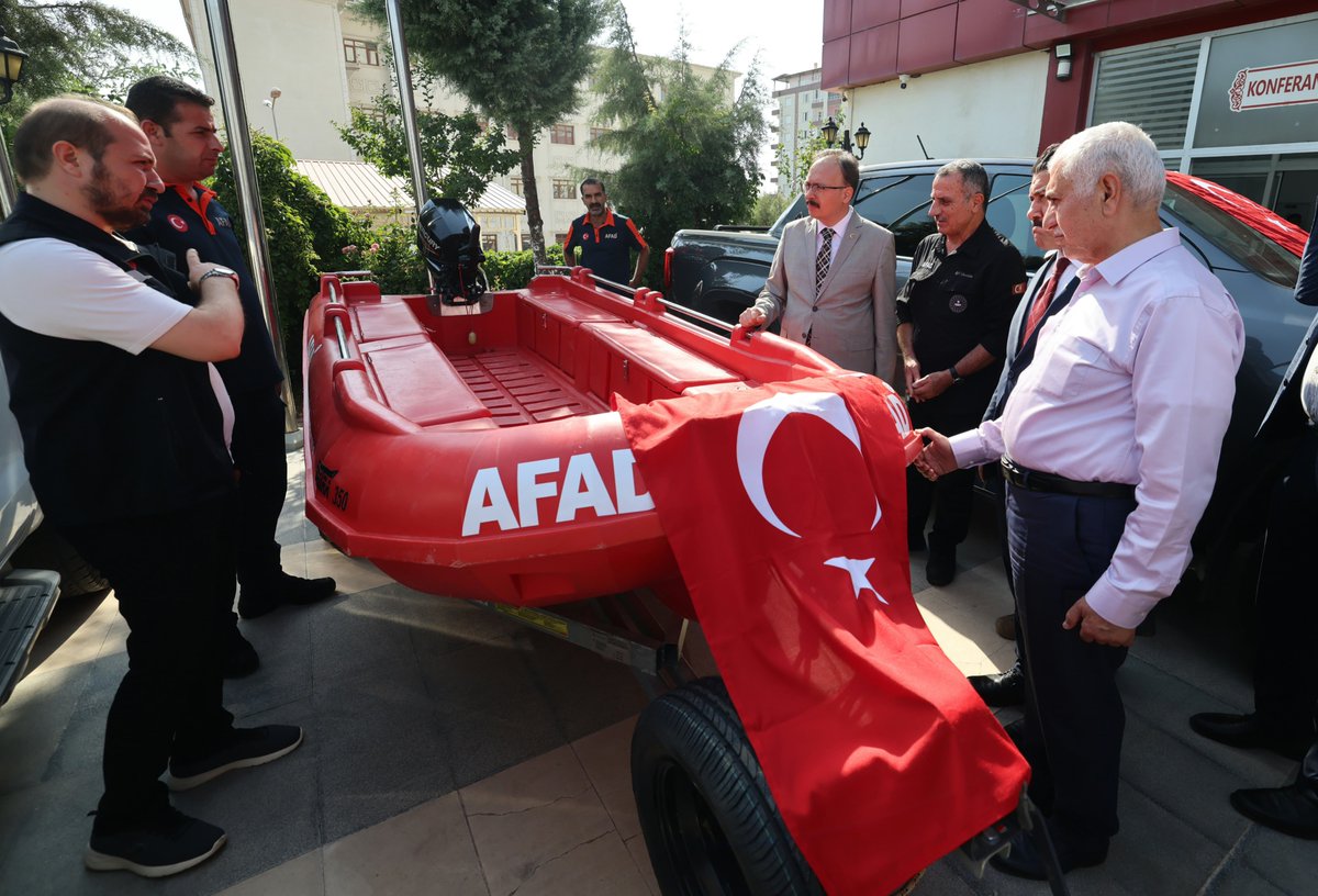 Siirt Valiliği (@siirtvaliligi) on Twitter photo ✨ AFAD Gönüllüleriyle Buluştuk! 🤝
Valimiz Sayın <a href="/Dr_KemalKzlkaya/">Dr. Kemal KIZILKAYA</a>, İl Afet ve Acil Durum Müdürlüğü tarafından düzenlenen etkinlikte #AFAD gönüllülerimizle bir araya geldi.
AK Parti Siirt Milletvekili Mervan Gül, İl Jandarma Komutanı Tuğgeneral Uğur Özmen, AK Parti İl Başkanı ✨ AFAD Gönüllüleriyle Buluştuk! 🤝
Valimiz Sayın <a href="/Dr_KemalKzlkaya/">Dr. Kemal KIZILKAYA</a>, İl Afet ve Acil Durum Müdürlüğü tarafından düzenlenen etkinlikte #AFAD gönüllülerimizle bir araya geldi.
AK Parti Siirt Milletvekili Mervan Gül, İl Jandarma Komutanı Tuğgeneral Uğur Özmen, AK Parti İl Başkanı