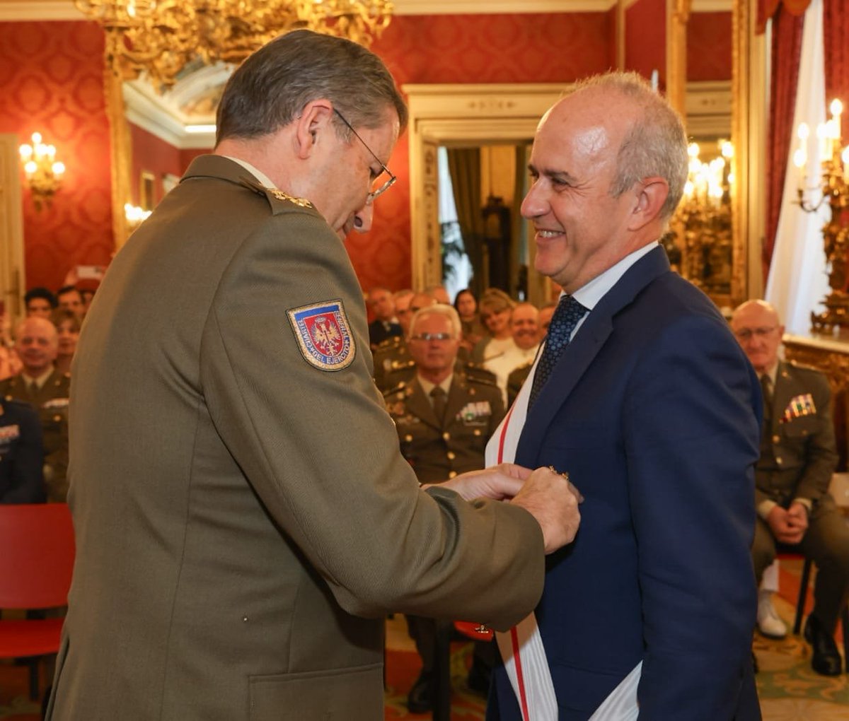 UNED (@uned) on Twitter photo 🎖️ El rector de la UNED, <a href="/rmairal/">Ricardo Mairal Usón</a>, ha recibido la Gran Cruz al Mérito Militar en un acto celebrado en el palacio de Buenavista, sede del Cuartel General del Ejército de Tierra. 🎖️ El rector de la UNED, <a href="/rmairal/">Ricardo Mairal Usón</a>, ha recibido la Gran Cruz al Mérito Militar en un acto celebrado en el palacio de Buenavista, sede del Cuartel General del Ejército de Tierra.