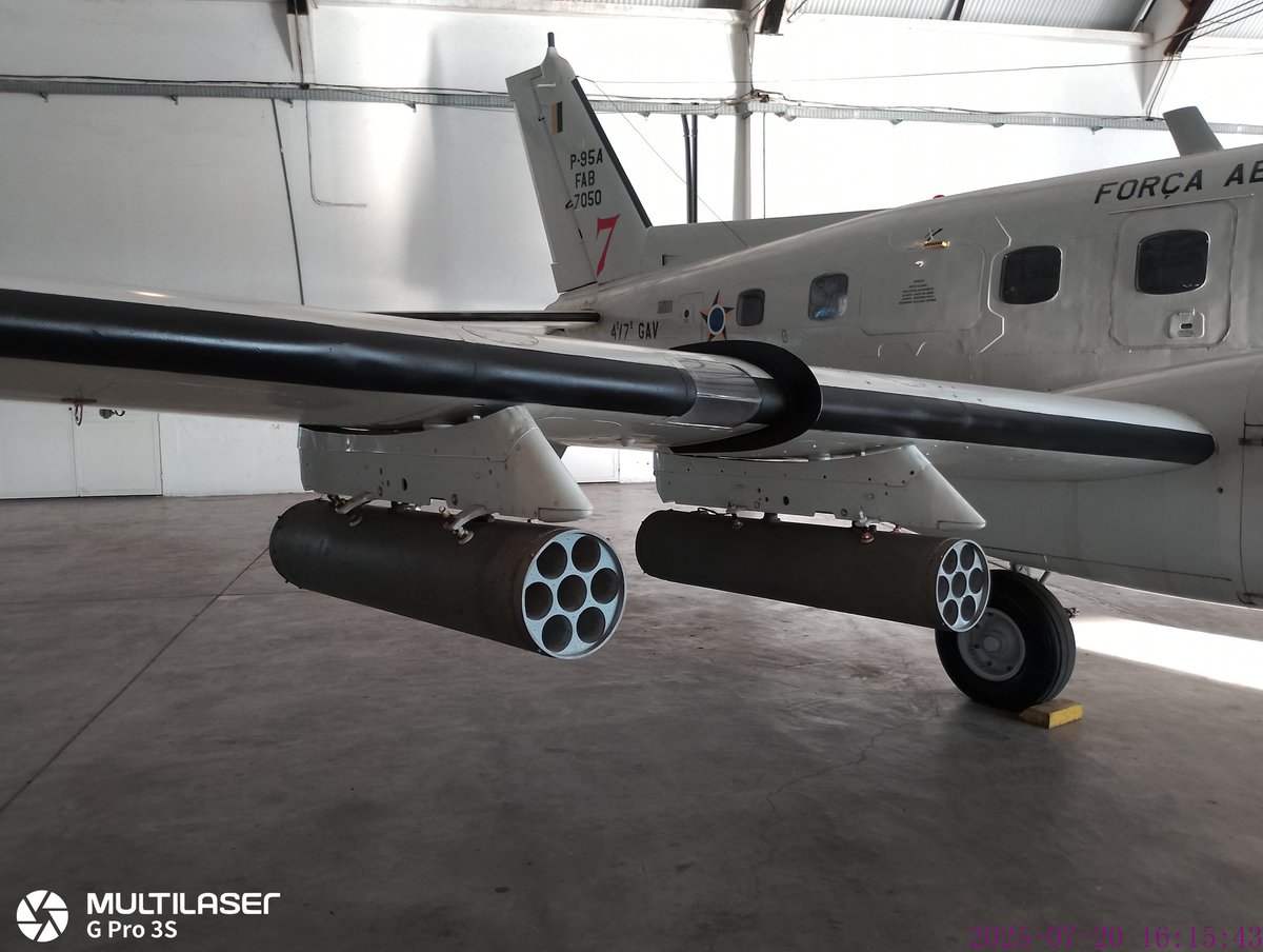 A aeronave de patrulha e vigilância marítima <a href="/embraer/">Embraer</a> P-95A Bandeirante Patrulha do Esquadrão Cardeal da 🇧🇷 <a href="/fab_oficial/">Força Aérea Brasileira 🇧🇷</a> tinha a capacidade de receber até 4 lançadores de foguetes não guiados de 70mm.
📷 <a href="/JMiFGomes/">Johnny Gomes</a>