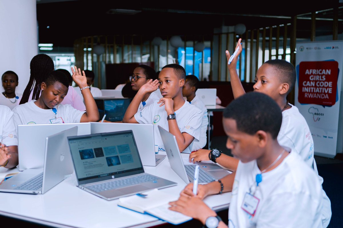 RwandaICT's tweet image. We’ve launched the third cohort of African Girls Can Code (@AGCCIAfrica_1 ) — a collaborative effort led by @unwomenrwanda and partners across the ecosystem.
120 girls are now gaining hands-on skills in coding and robotics, as part of the @1MRwandanCoders initiative. Together,…