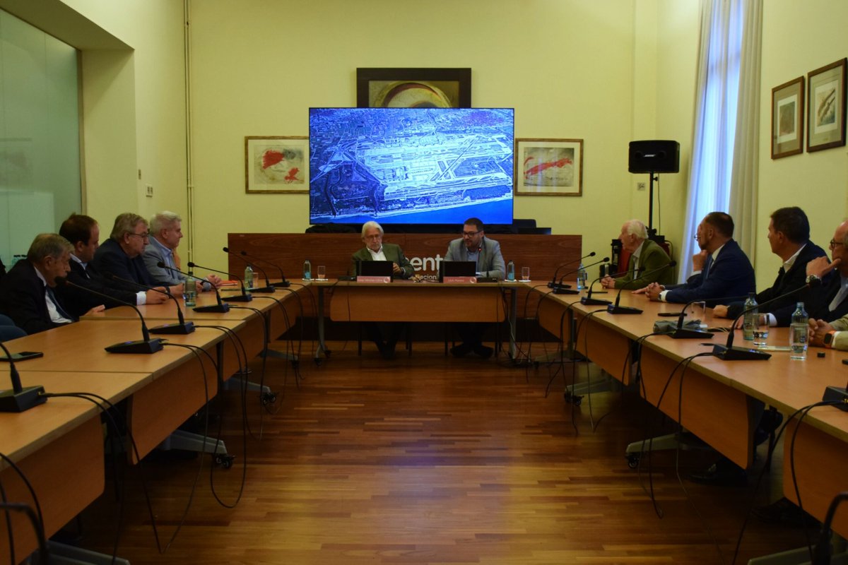 La Comissió per l’Ampliació de l’Aeroport celebra que la proposta final de la Generalitat estigui inspirada en les propostes de Foment.

🤝 La patronal catalana agraeix als membres de la Comissió els treballs que es van dur a terme.

📰 Llegeix la notícia: foment.com/la-comissio-pe…
