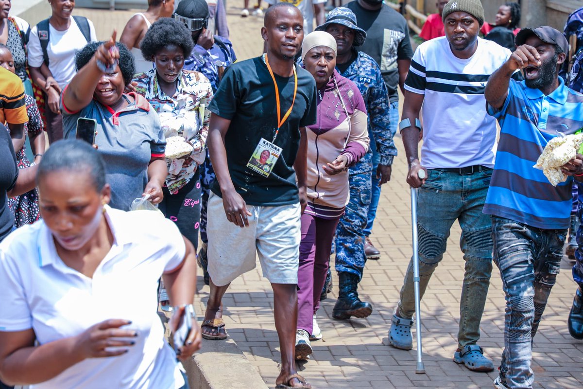 SumayiaNam's tweet image. SPA Hajjat Hadijah Namyalo kicked off her Kampala tour at Musajja-Alumbwa Polling Station in Mengo as part of her mandate to oversee the NRM Local Council Primaries. She later proceeded to kamwokya to do the same and so far no chaos.
#NRMPrimaries
#Settle4TheBest
#M7IsTheBest