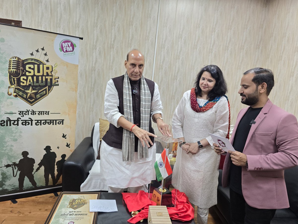 Rjkartik's tweet image. देशभक्ति के सुरों से सजी MY FM की अनूठी पहल 'सुर सैल्यूट' का आज शाम राजधानी दिल्ली में देश के रक्षा मंत्री माननीय श्री राजनाथ सिंह जी ने शुभारंभ किया और देश भक्ति के जज़्बे को जगाए रखने की इस पहल के लिए MY FM की प्रशंसा की। रक्षा मंत्री @rajnathsingh जी ने इस मुहीम के नाम 'सुर…