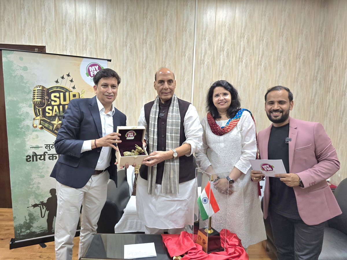 Rjkartik's tweet image. देशभक्ति के सुरों से सजी MY FM की अनूठी पहल 'सुर सैल्यूट' का आज शाम राजधानी दिल्ली में देश के रक्षा मंत्री माननीय श्री राजनाथ सिंह जी ने शुभारंभ किया और देश भक्ति के जज़्बे को जगाए रखने की इस पहल के लिए MY FM की प्रशंसा की। रक्षा मंत्री @rajnathsingh जी ने इस मुहीम के नाम 'सुर…