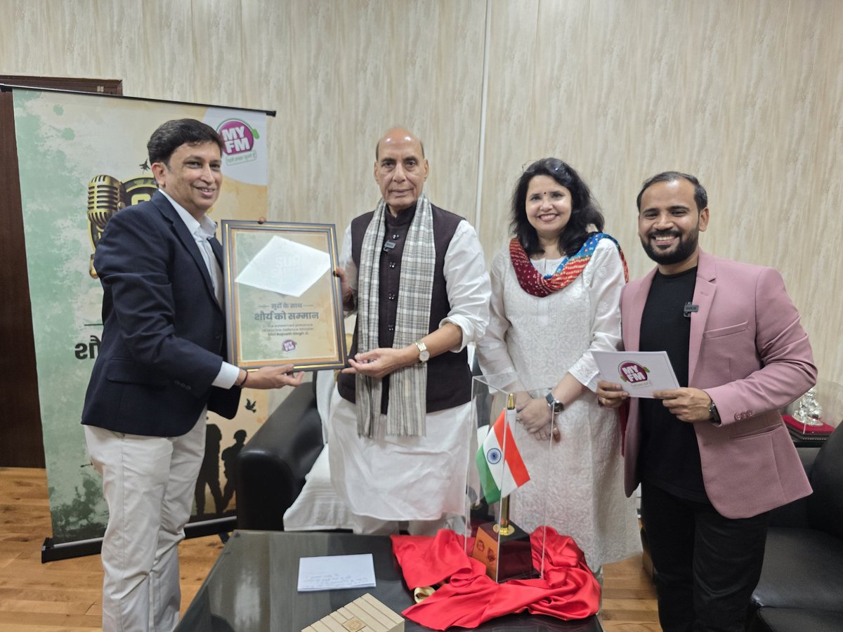 Rjkartik's tweet image. देशभक्ति के सुरों से सजी MY FM की अनूठी पहल 'सुर सैल्यूट' का आज शाम राजधानी दिल्ली में देश के रक्षा मंत्री माननीय श्री राजनाथ सिंह जी ने शुभारंभ किया और देश भक्ति के जज़्बे को जगाए रखने की इस पहल के लिए MY FM की प्रशंसा की। रक्षा मंत्री @rajnathsingh जी ने इस मुहीम के नाम 'सुर…