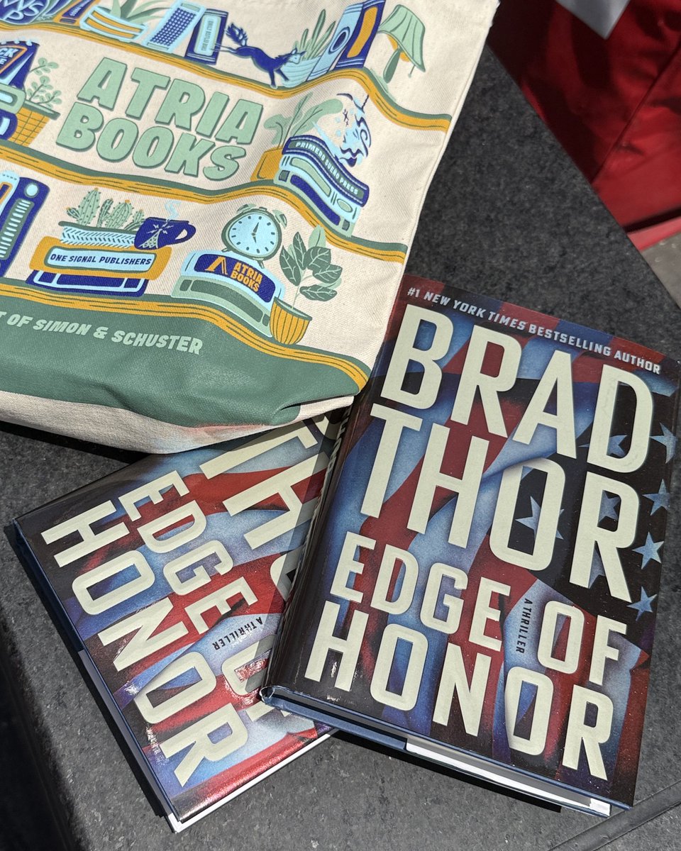 AtriaBooks's tweet image. “A bracing, blistering and brilliant thriller.” - Book Trib
🔥 Don’t miss this adrenaline-fueled masterpiece! @BradThor
bit.ly/4f4xWGX