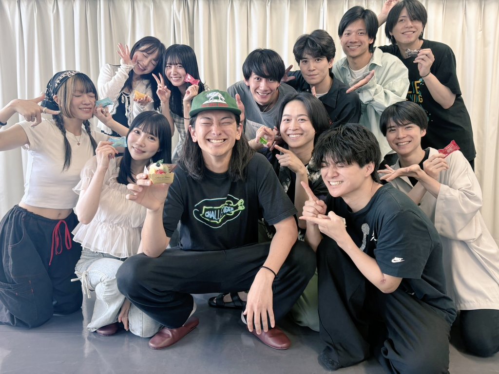 sab_on0404's tweet image. 【血は燃ゆ2025】
「あゝ青春の胸の血は燃ゆる」の稽古が始まりました！

読み合わせから笑いがたくさん起きる濃密な時間でした！

昨日、お誕生日だった須賀裕紀さんのプチお祝いも含めて、全員での集合写真！

〇ご予約はこちら
confetti-web.com/events/8979

#血は燃ゆ2025