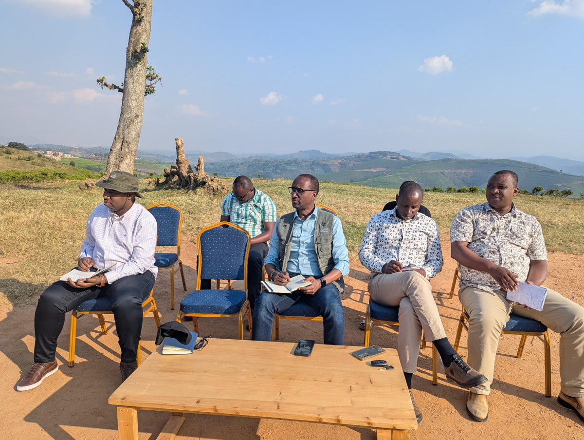 RwandAgriExport's tweet image. 🚨Just In🚨
The CEO of NAEB, @_claudebizimana is in @NyaruguruDistr of @RwandaSouth on a working visit. He held discussions with District's Officials and tea farmers from SCON Company, on how to boost tea productivity and premium quality.
#RwandaAgriExports
