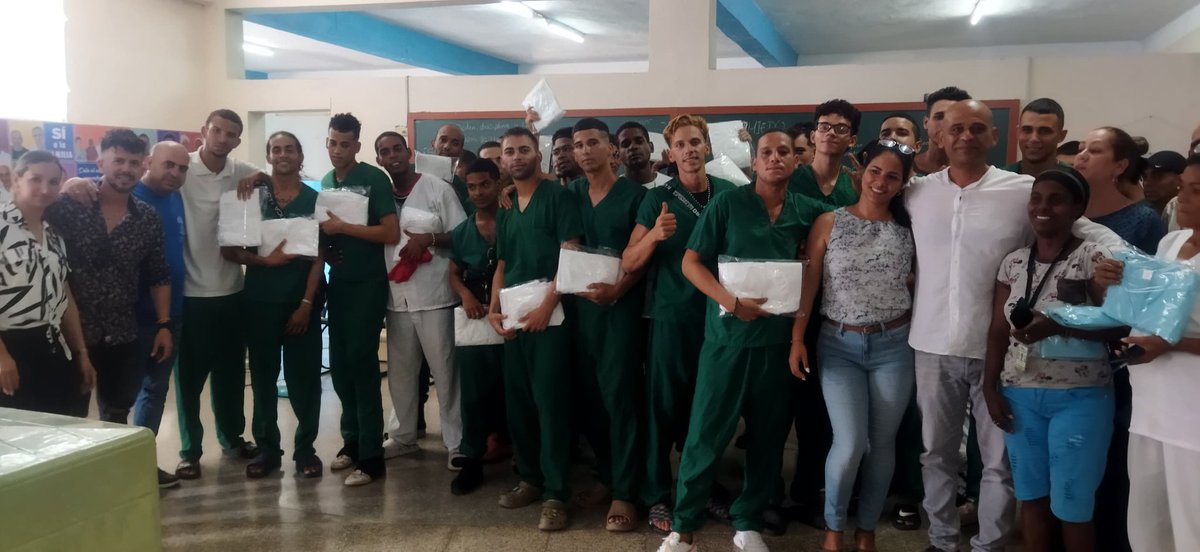 NelsonAriasMor1's tweet photo. Como parte de las actividades en saludo al 26 de julio, un equipo de @coralsacuba y @losportalescuba, hicieron entrega de donativos para los jóvenes que se encuentran en recuperación, en la Sala de Adicciones del Hospital Psiquiátrico de La Habana.
#QueNadieQueAtrás
#CoralsaCuba https://t.co/73bNDPtHa3
