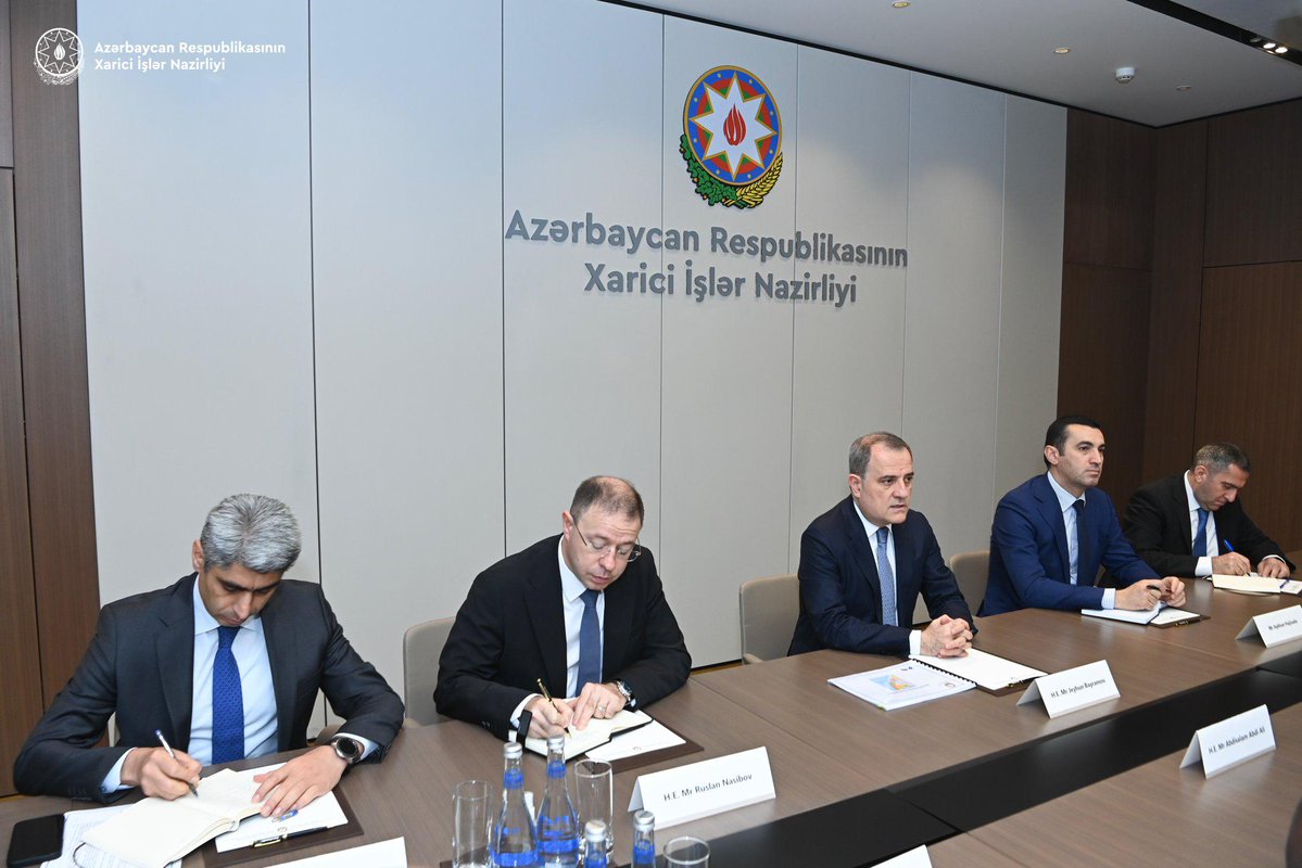 SONNALIVE's tweet image. Minister of Foreign Affairs & International Cooperation of Somalia, H.E. Abdisalam Abdi Ali @AbdisalamDhaay, held a productive meeting in #Baku on Thursday with #Azerbaijan’s Minister of Foreign Affairs, H.E. Jeyhun Bayramov. They discussed strengthening bilateral relations and…