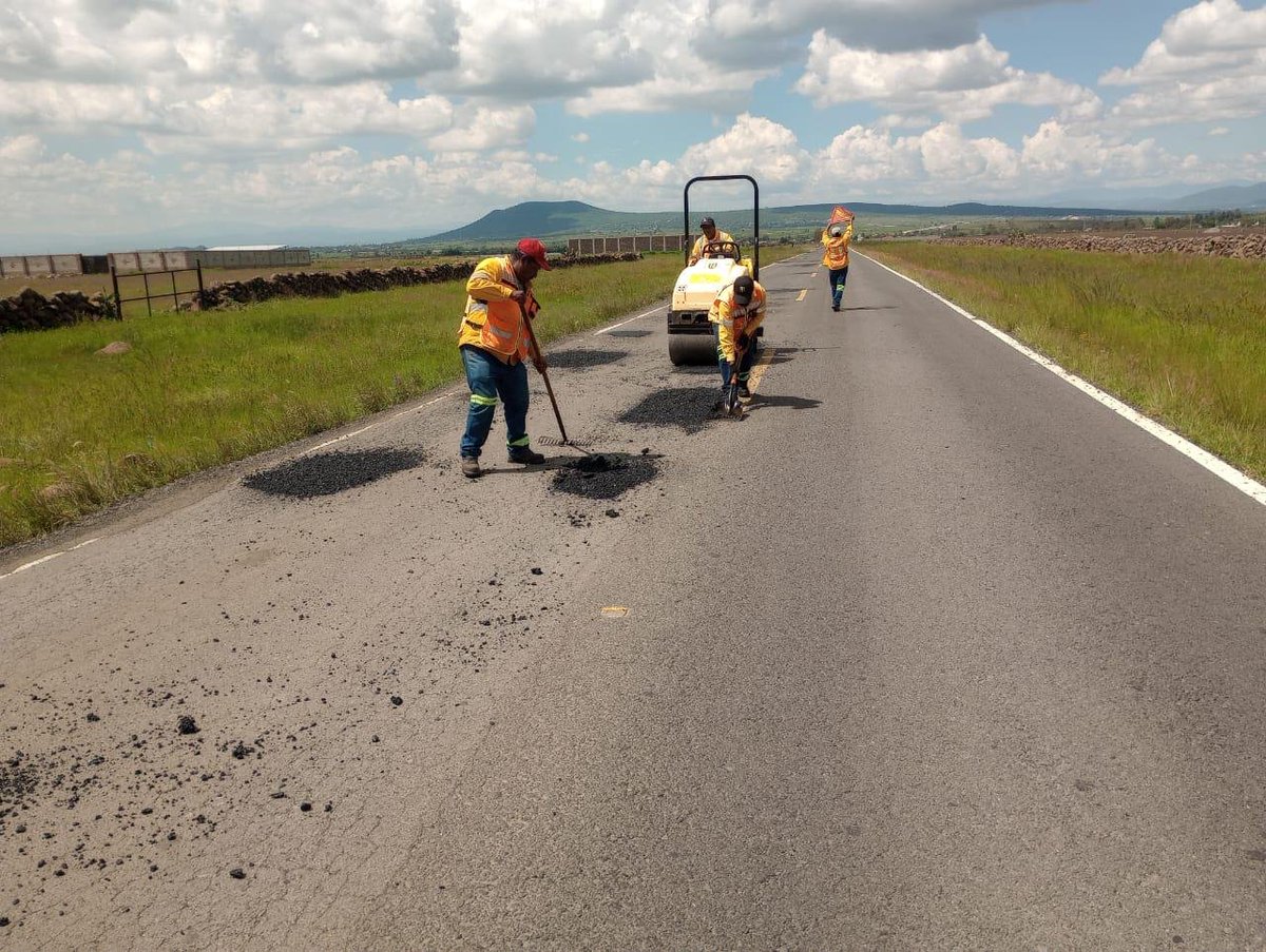 En Amealco, los camineros están trabajando para que puedas trasladarte sin problemas.  Realizamos labores de bacheo sobre la Estatal 300 San Juan del Río - Amealco, conduce con precaución. 

#Contigo