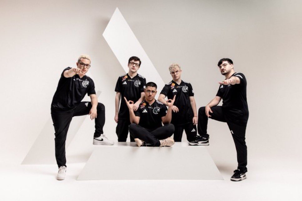 tatulol_'s tweet image. VISTO AMERICANO APROVADO OBRIGADO DEUS
A QUERIDA SABIA O QUE ERA ESPORTES ELETRÔNICOS E LEAGUE OF LEGENDS 😇🥰😍
FURIA LOL TA OFICIALMENTE COMPLETA PRA BUSCAR OS LTA NORTS EM CASA