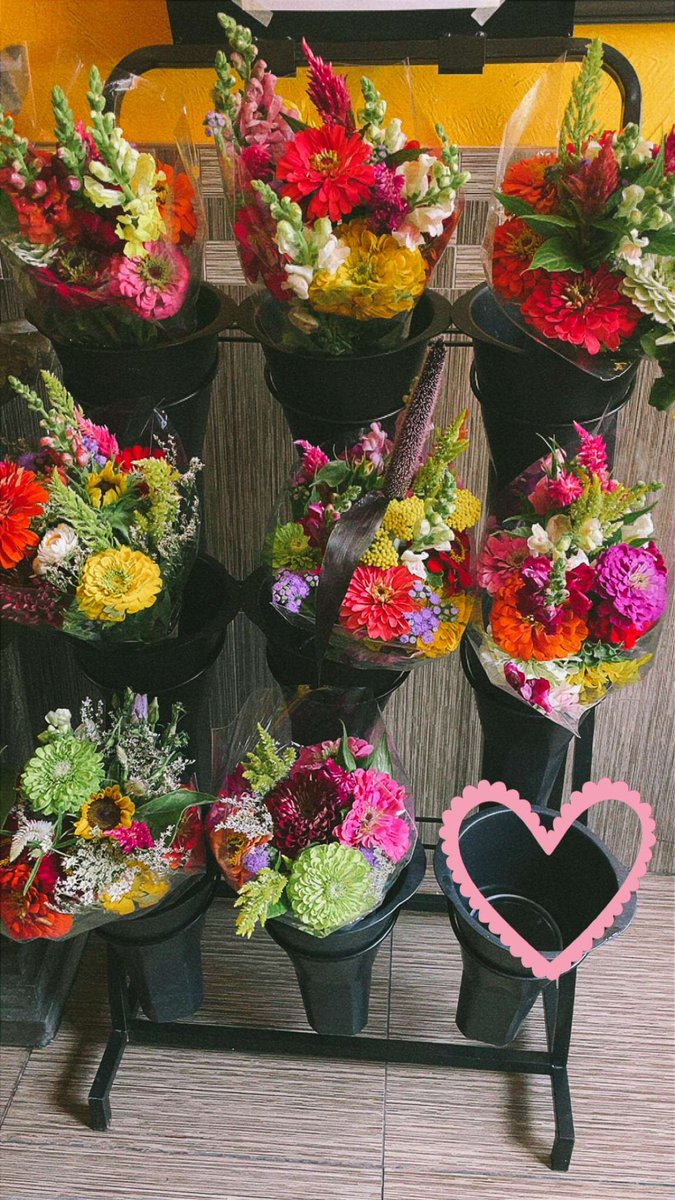 Miss_Rivers's tweet image. If you have a wife, girlfriend, or lover lady, now is the day you bring them flowers. This was your sign ✨- also good morning to the single like a pringles and those who are just working on themselves. 🤌🏼