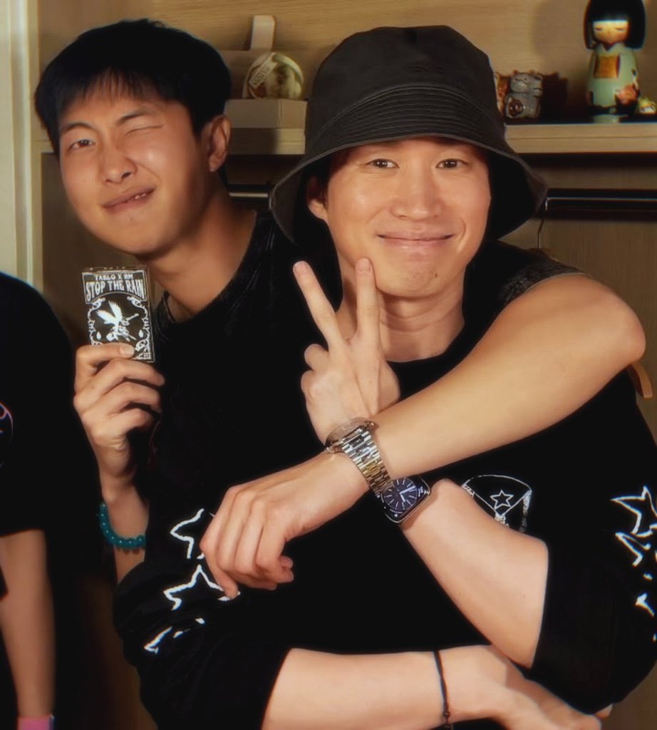 Arikive4's tweet image. Tablo and Joonie for the first time in a photo together 😭😭😭 Now give us that all day live performances