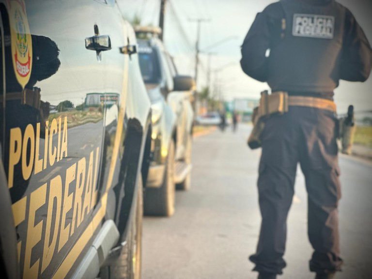 policiafederal's tweet image. 🚨🚔#OPERAÇÃOPF | PF desarticula organização criminosa responsável por ataque a banco em Guaxupé/MG. Durante a ação, o grupo criminoso utilizou armas de grosso calibre, veículos e explosivos, e roubou cerca de R$ 2 milhões em dinheiro e joias. Foram cumpridos 9 mandados de busca…