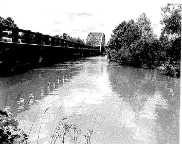 La_DOTD's tweet image. #TBT - Old Amite River Bridge, Denham Springs in 1953 during high water.