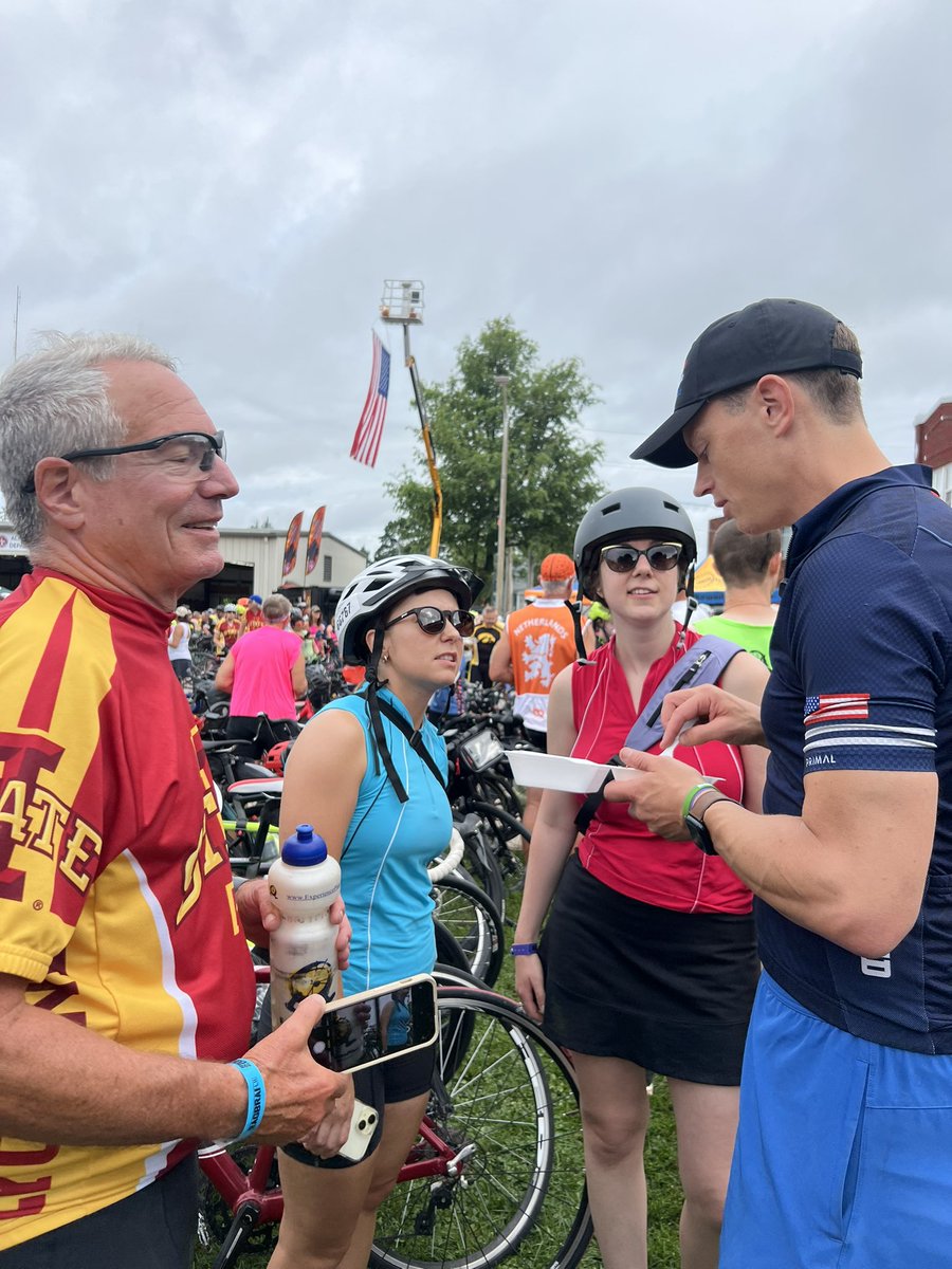 ShelbyDeibler's tweet image. Kicking off the morning of Day 5 of #RAGBRAI with some tots in Ackley @RobSandIA