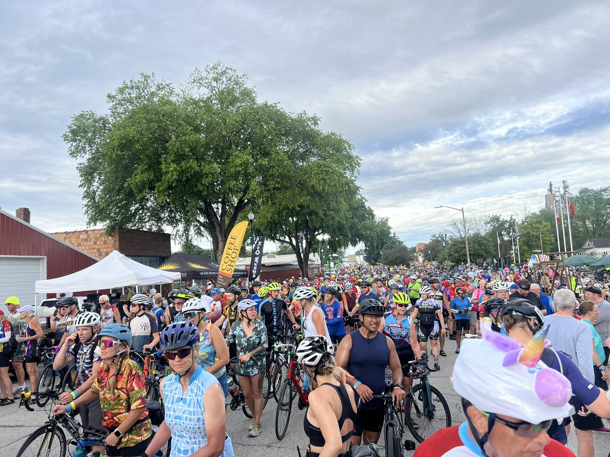 ShelbyDeibler's tweet image. Kicking off the morning of Day 5 of #RAGBRAI with some tots in Ackley @RobSandIA