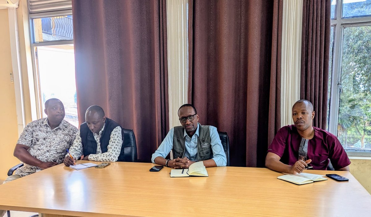 RwandAgriExport's tweet image. 🚨Just In🚨
The CEO of NAEB, @_claudebizimana is in @NyaruguruDistr of @RwandaSouth on a working visit. He held discussions with District's Officials and tea farmers from SCON Company, on how to boost tea productivity and premium quality.
#RwandaAgriExports