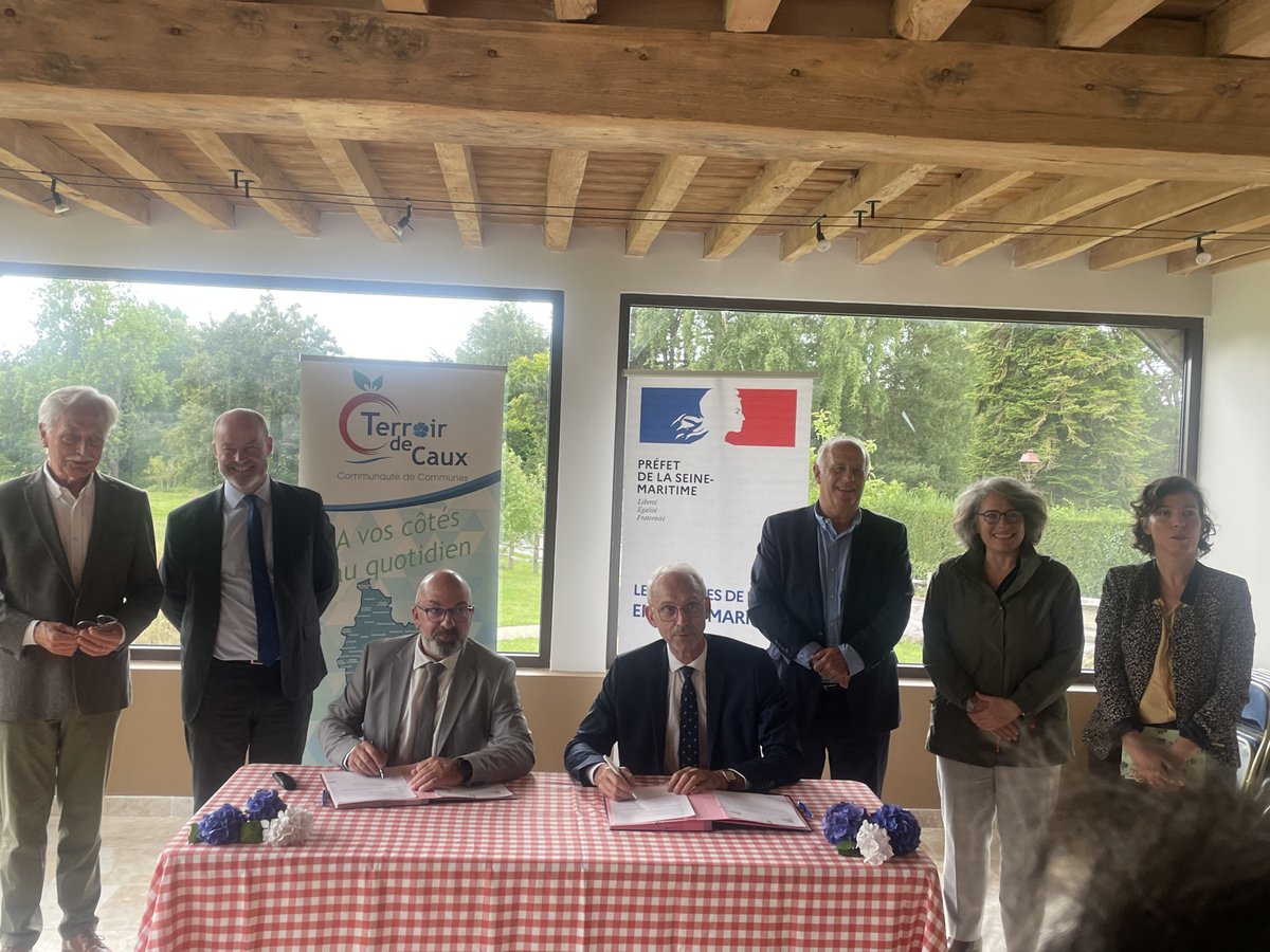 Prefet76's tweet image. 🌱#Transition écologique - Communauté de communes Terroir de Caux
L’État accompagne la résilience des territoires face au dérèglement climatique à travers des actions concrètes inscrites dans la feuille de route de la COP Normandie.
Dans ce cadre, un avenant au Contrat pour la…