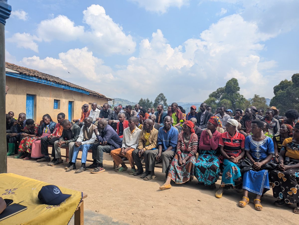 RwandAgriExport's tweet image. 🚨Just In🚨
The CEO of NAEB, @_claudebizimana is in @NyaruguruDistr of @RwandaSouth on a working visit. He held discussions with District's Officials and tea farmers from SCON Company, on how to boost tea productivity and premium quality.
#RwandaAgriExports