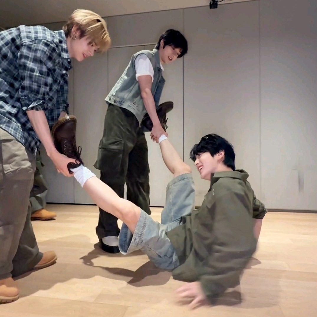 junbin_234's tweet photo. leave the omega alone guys.  .  . 😔 https://t.co/oUcmLgHU3l