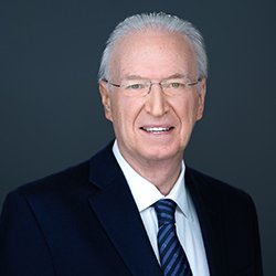 KtoUmarl's tweet image. Roy Black (80) - 🇺🇸 prawnik, adwokat, partner-założyciel kancelarii Black Srebnick, który reprezentował m. in. Williama Kennedy'ego Smitha, Rusha Limbaugha i Jeffreya Epsteina.
