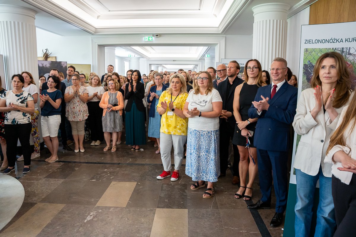 Ministerstwo Rolnictwa i Rozwoju Wsi (@mrirw_gov_pl) on Twitter photo 📍 Pożegnanie Ministra Czesława Siekierskiego
„Dziękuję wszystkim za wszystko” – tymi słowami Minister Rolnictwa i Rozwoju Wsi <a href="/CzSiekierski/">Czesław Siekierski</a>, pożegnał się dziś z pracownikami MRiRW podczas swojego ostatniego spotkania w gmachu resortu.
Było to wyjątkowe i pełne emocji 📍 Pożegnanie Ministra Czesława Siekierskiego
„Dziękuję wszystkim za wszystko” – tymi słowami Minister Rolnictwa i Rozwoju Wsi <a href="/CzSiekierski/">Czesław Siekierski</a>, pożegnał się dziś z pracownikami MRiRW podczas swojego ostatniego spotkania w gmachu resortu.
Było to wyjątkowe i pełne emocji