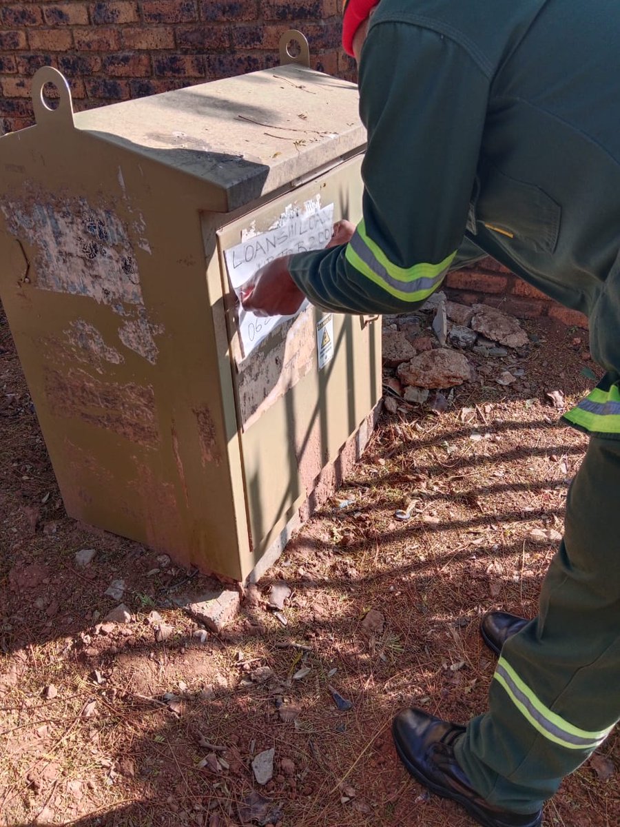 CrumRegionB's tweet image. The team conducted the removal of illegal posters on electrical substations &amp;amp; streetlights at the intersection of Beyers Naude Dr and Judges Ave, Windsor West. These are efforts to uphold city by-laws. @CityofJoburgZA @CRUM_CoJ #JoburgReimagined