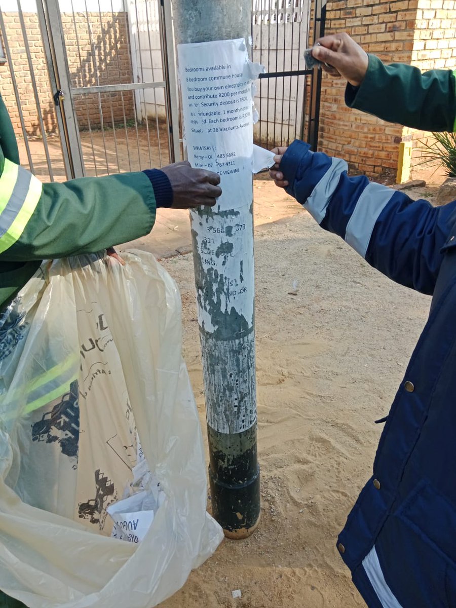 CrumRegionB's tweet image. The team conducted the removal of illegal posters on electrical substations &amp;amp; streetlights at the intersection of Beyers Naude Dr and Judges Ave, Windsor West. These are efforts to uphold city by-laws. @CityofJoburgZA @CRUM_CoJ #JoburgReimagined