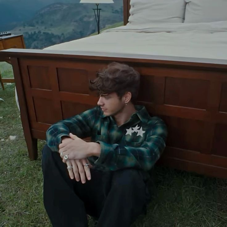 THESPAC3ST4R's tweet image. He is wondering why his whole room ended up outside-