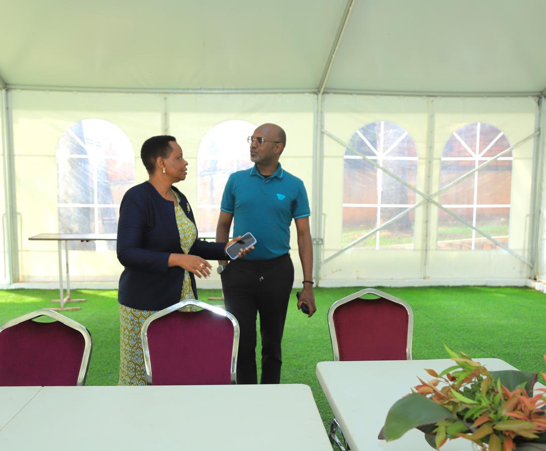 FlorenceNyiram1's tweet image. Mr. Andrew Mwenda @AndrewMwenda renowned Ugandan journalist , together with some of his team members paid a courtesy visit today to Col.@edthnaka , Head of Unit @ShieldInvestors .This was a meeting of minds committed to advancing Uganda’s investment climate.
#EmpoweringInvestors