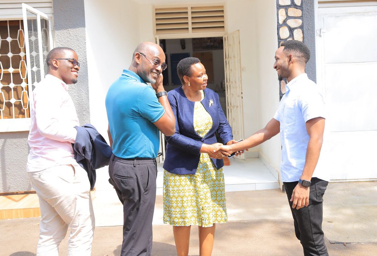 FlorenceNyiram1's tweet image. Mr. Andrew Mwenda @AndrewMwenda renowned Ugandan journalist , together with some of his team members paid a courtesy visit today to Col.@edthnaka , Head of Unit @ShieldInvestors .This was a meeting of minds committed to advancing Uganda’s investment climate.
#EmpoweringInvestors